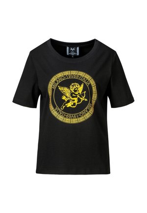 Zwart T-shirt met korte mouwen met een goudkleurig cirkelvormig embleem met een gevleugelde cherub die een boog en pijl richt, omgeven door tekst "Milano 1969 Italia".