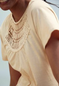 Next REGULAR FIT - Printtipaita - neutral