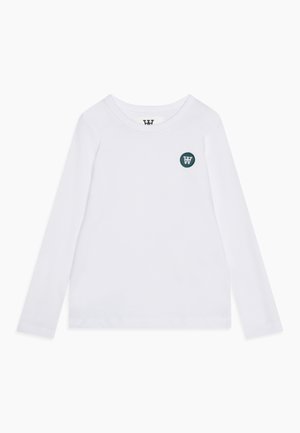 Weißes Langarmhemd mit rundem Ausschnitt und kleinem dunkelgrünem rundem Logo mit weißem "W" auf der linken Brust.