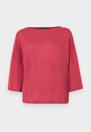 Bluză lejeră, cu guler rotund, într-o nuanță uniformă de corai. Are mâneci trei sferturi și este confecționată dintr-un material neted și ușor.