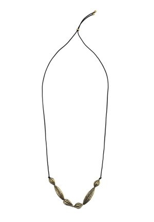 Collana in corda nera con perline allungate a strisce dorate e nere, dalla superficie liscia e lunghezza regolabile.