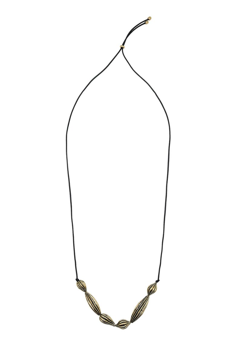 Zwarte koordketting met langwerpige gouden en zwart gestreepte kralen met een gladde textuur en verstelbare lengte.