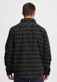 Mannen flanellen overhemd, donkergrijs met blauw geruit patroon, met kraag, lange mouwen, gestructureerde stof, knopenmanchetten, afgeronde zoom.