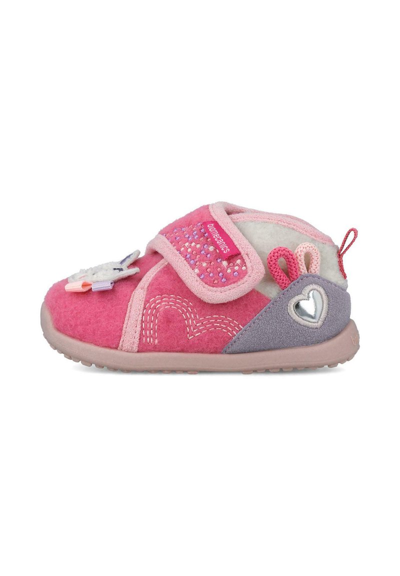 Zapatilla infantil rosa hecha de fieltro, con una correa de Velcro, elementos decorativos, acentos en forma de corazón y materiales contrastantes.