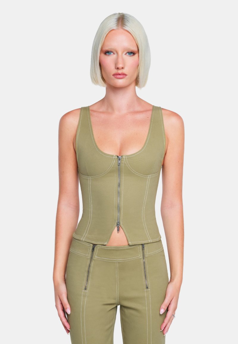 Olivgrünes, tailliertes Tanktop mit einem Reißverschluss vorne, das kontrastierende weiße Nähte und ein Ausschnittdetail am Saum aufweist.