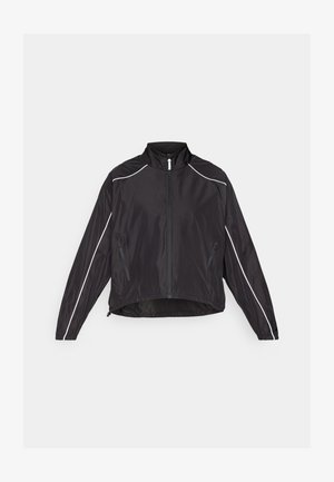 Svart lett jakke med frontglidelås, høy krage og hvite refleksstriper langs skuldrene og sidene. To lommer med glidelås.