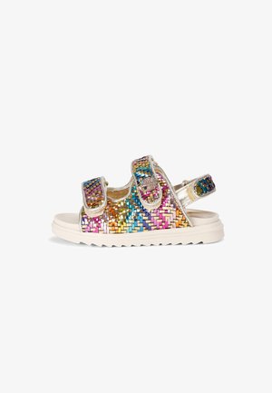 Sandali intrecciati con un design iridescente multicolore, dettagli in argento, due cinturini regolabili e una suola bianca texturizzata.