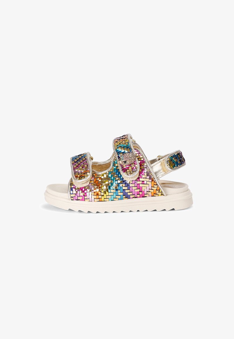 Sandales tissées avec un design irisé multicolore, des accents argentés, deux sangles ajustables et une semelle blanche texturée.