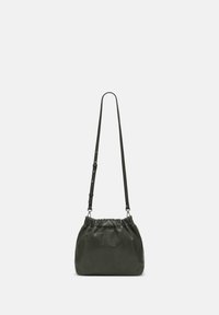 Borsa a secchiello in pelle verde scuro con apertura arricciata, tracolla regolabile e logo in rilievo sul davanti. Texture liscia su tutta la superficie.