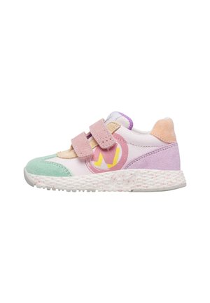Scarpa da ginnastica per bambini con rete bianca, dettagli in camoscio rosa pastello e viola, punta verde menta, doppia chiusura a strappo rosa e suola bianca screziata.