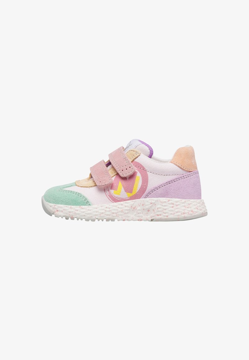 Baskets pour enfants en maille blanche, accents en suède rose pastel et violet, embout vert menthe, double bride rose à scratch et semelle blanche tachetée.