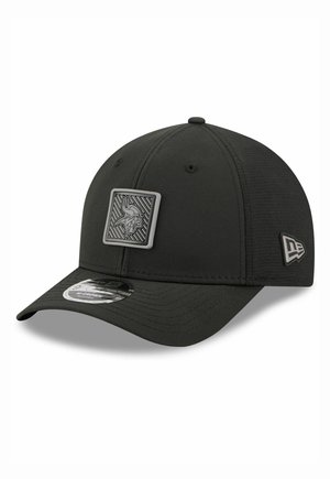 Zwarte verstelbare baseballpet met gebogen klep en verhoogde patch met een Vikinghoofdlogo op het voorpaneel.