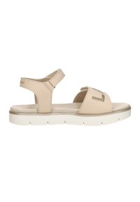Beige open-teen sandaal met enkelbandje, gevoerde zool en klittenbandsluiting op een witte achtergrond.