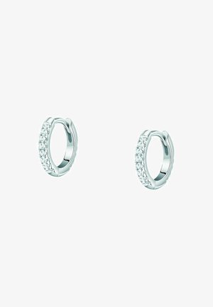 Et par små sølv hoopsøreringe med en række klare rundslibede ædelsten langs forkanten.