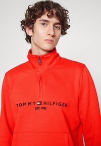 Tommy Hilfiger LOGO MOCK NECK - Camisola - acid orange