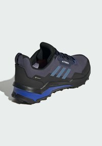 Turistická obuv Terrex s tmavomodrým a čiernym sieťovaným zvrškom, logo GORE-TEX a robustnou čiernou podrážkou s modrými akcentmi.