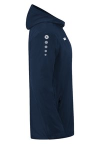 Casaco corta-vento azul marinho com capucho, com punhos elásticos, bolsos com fecho e elementos refletivos nos ombros. Material leve.