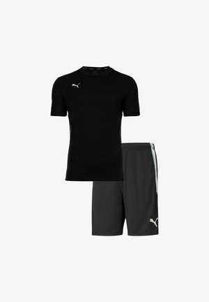 Schwarzes Sportoutfit bestehend aus einem kurzärmeligen T-Shirt und Shorts. Das T-Shirt hat ein Puma-Logo; die Shorts zeigen ebenfalls das Logo und haben seitliche Akzente.