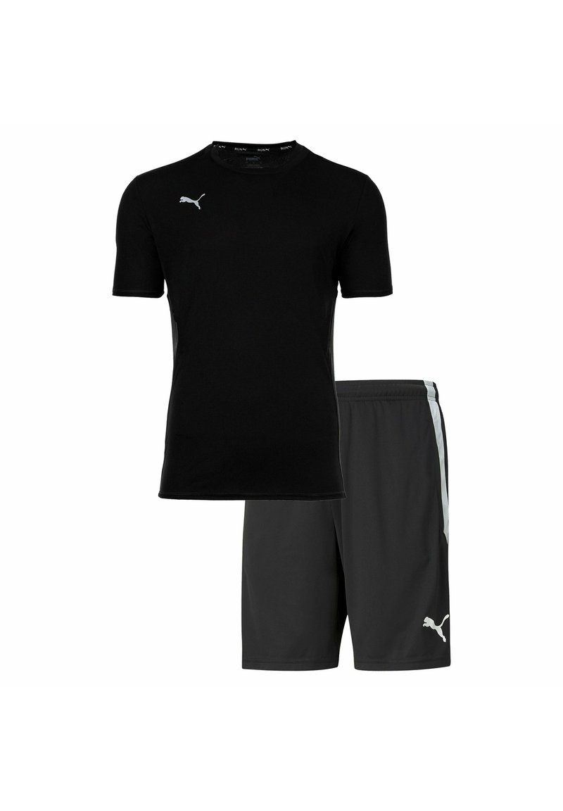 Completo sportivo nero composto da una maglietta a maniche corte e pantaloni corti. La maglietta presenta il logo Puma; i pantaloni corti mostrano anch'essi il logo e includono dettagli laterali.