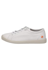 Sneaker in pelle bianca con chiusura a lacci, interno grigio e accento logo arancione sul lato. Presenta una suola in gomma testurizzata.