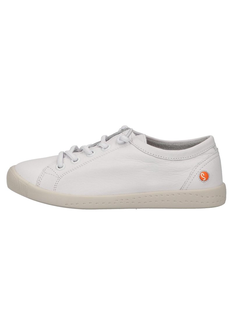 Sneaker in pelle bianca con chiusura a lacci, interno grigio e accento logo arancione sul lato. Presenta una suola in gomma testurizzata.