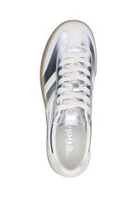 Silberne und weiße Athletik-Sneaker mit einer glatten metallischen Oberfläche, Schnürdesign und einer strukturierten Gummisohle. Markenlogo auf der Innensohle.