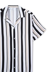 Camicia a maniche corte con strisce verticali in nero, bianco, beige e taupe, con colletto a mancino e chiusura con bottoni. Tessuto di cotone morbido.