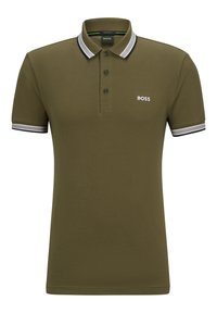 Polo vert olive en tissu texturé, avec patte de trois boutons, col et bordures de manches à rayures contrastantes gris et noir.