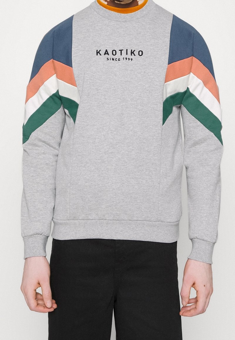 Grijze sweatshirt met meerkleurige diagonale strepen in groen, oranje en marineblauw. Voorzien van geribde manchetten en zoom, en bedrukt logotekst.