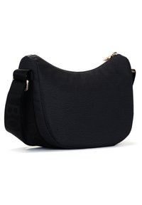 Borsa a spalla nera con texture, dalla forma curvata, dotata di una larga tracolla e una zip dorata sulla parte superiore.