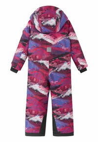 Kolorowy, wzorzysty kombinezon zimowy w odcieniach różu, fioletu i czerni. Wykonany z wodoodpornego materiału, wyposażony w kaptur i wzmocnione mankiety.