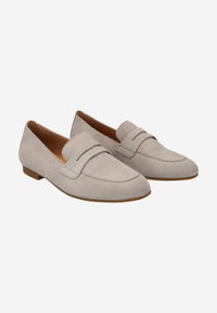 Mocassins en suede gris clair avec un bout rond, dotés de deux sangles horizontales sur le dessus et d'une semelle plate.