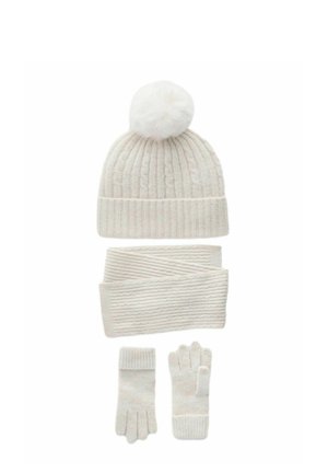 Vit stickad vintermössa med pom-pom, matchande ribbad halsduk och fingerlösa handskar, alla med ett mjukt, texturerat tyg.