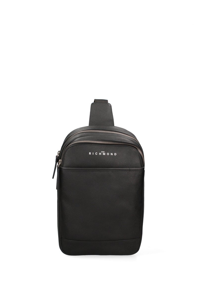 Borsa in pelle nera con finitura texturizzata, chiusura a doppia zip, tasca frontale e tracolla rimovibile e regolabile. Nome del marchio "RICHMOND" in evidenza.