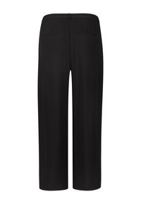 Zwarte, wijde broek gemaakt van zachte stof, met een elastische tailleband en twee achterzakken. Eenvoudig ontwerp zonder zichtbare patronen.