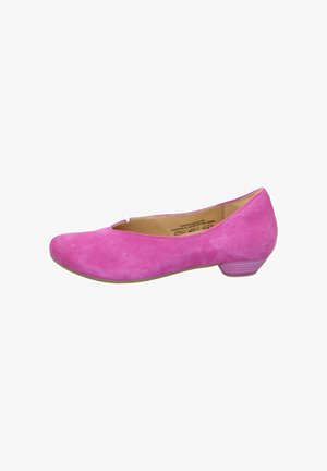 Rosa Wildleder-Ballerinas mit einer abgerundeten Zehenpartie, niedrigem Absatz und einem dezenten Auschnittdesign. Verfügt über eine glatte Textur und eine strukturierte Sohle für besseren Halt.