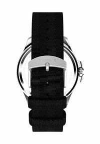 Timex-Uhr mit schwarzem Stoffarmband, ausgestattet mit einem silbernen Edelstahlgehäuse, rundem Zifferblatt und Schnallenverschluss. Auf der Rückseite steht "WR 100M" und "EDELSTAHL-RÜCKSEITE."