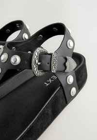 Next REGULAR FIT - Sandalai su T formos dirželiu - black