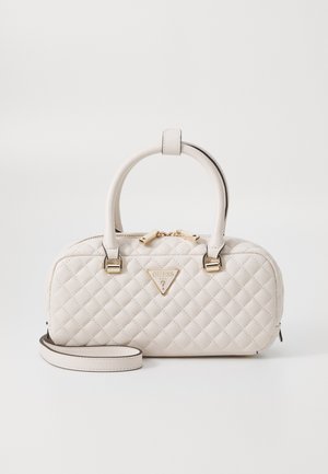 Borsa a tracolla trapuntata beige con hardware dorato, manici superiori doppi e tracolla removibile. Presenta una placca triangolare con logo sul davanti.