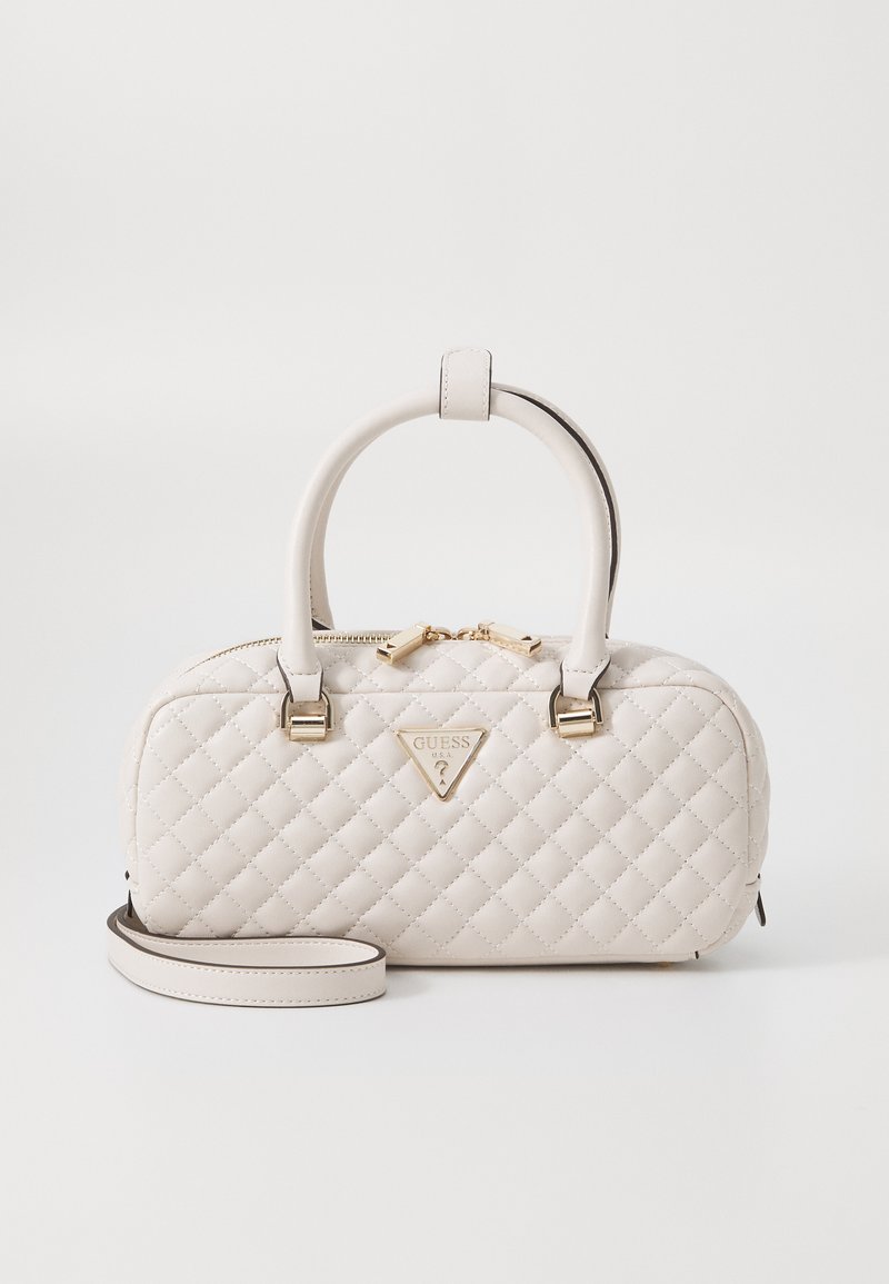 Quilted beige håndtaske med guldfarvet hardware, dobbelt top-håndtag og aftagelig skulderrem. Med et trekantet logo-plade på forsiden.