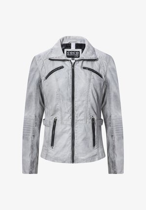 Grijze leren jas met een ritssluiting aan de voorkant, voorzien van vier zakken met rits, gestikte details langs de schouders en een staande kraag.