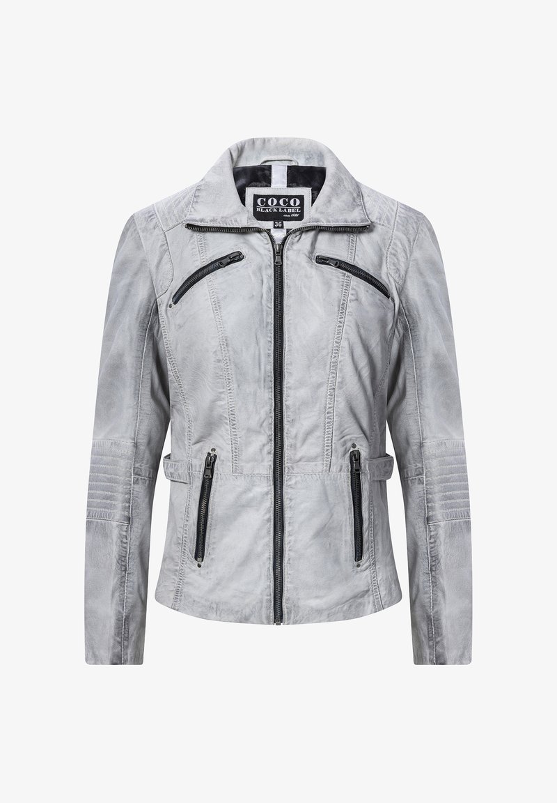 Grijze leren jas met een ritssluiting aan de voorkant, voorzien van vier zakken met rits, gestikte details langs de schouders en een staande kraag.