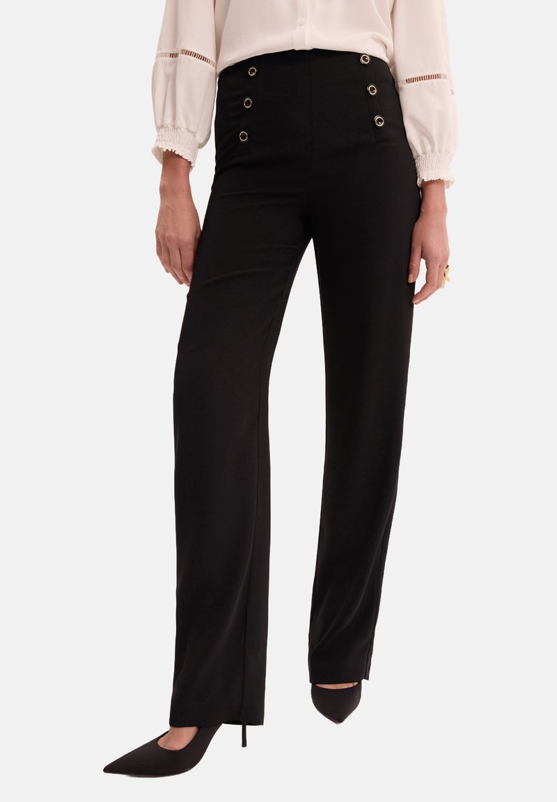 Czarne spodnie o kroju dopasowanym z wysokim stanem, z złotymi guzikami, gładką fakturą i prostymi nogawkami.