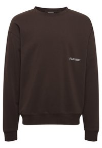 Brązowy sweatshirt wykonany z miękkiego materiału, z okrągłym dekoltem, opadającymi ramionami i białym tekstem na lewej klatce piersiowej.