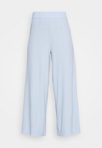 Ljust blå vida byxor med ett subtilt vertikalt randmönster och resårmidja.