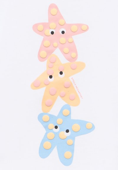 Τρία αστερίες σε παστέλ χρώματα (ροζ, κίτρινο, μπλε) με ανάγλυφα πουά και μεγάλα κινούμενα μάτια, τοποθετημένα σε λευκό φόντο.