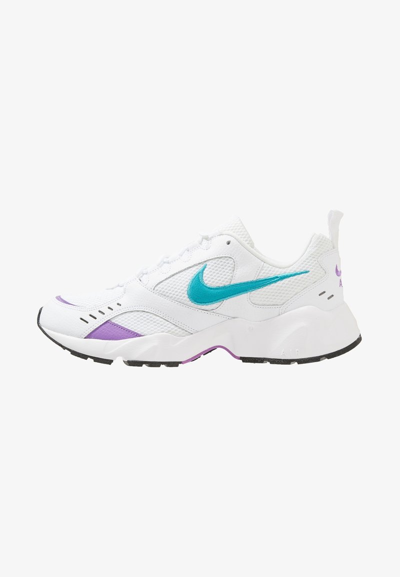 Baskets blanches Nike avec un swoosh turquoise, des accents violets, des panneaux en mesh et une semelle noire, vues de profil.