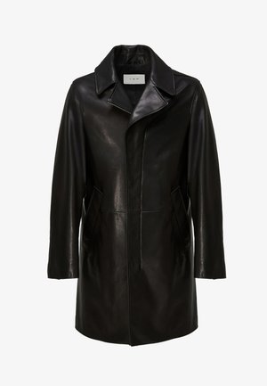 Fekete bőrdzseki bevágott gallérral, cipzáras záródással, oldalzsebekkel és sima, fényes textúrával. Az alakra szabott fazon térd fölé ér.