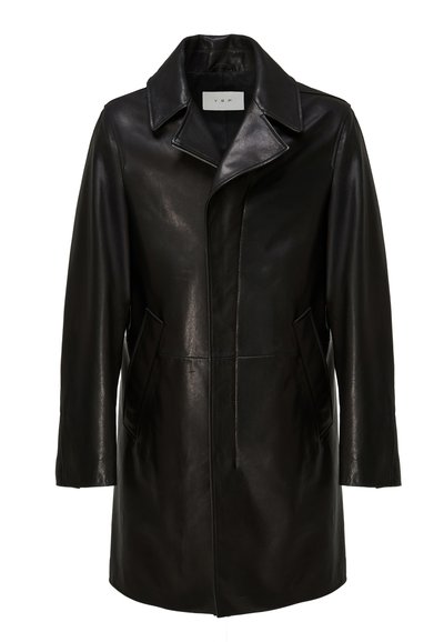 Schwarzer Ledermantel mit Reverskragen, Reißverschluss, seitlichen Taschen und glatter, glänzender Textur. Zeitlos geschnittener Mantel, der knapp über die Knie reicht.