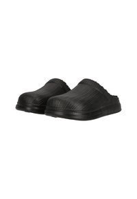 Een paar zwarte instapslippers met een gestructureerd oppervlak en gevoerde zolen, weergegeven tegen een witte achtergrond.